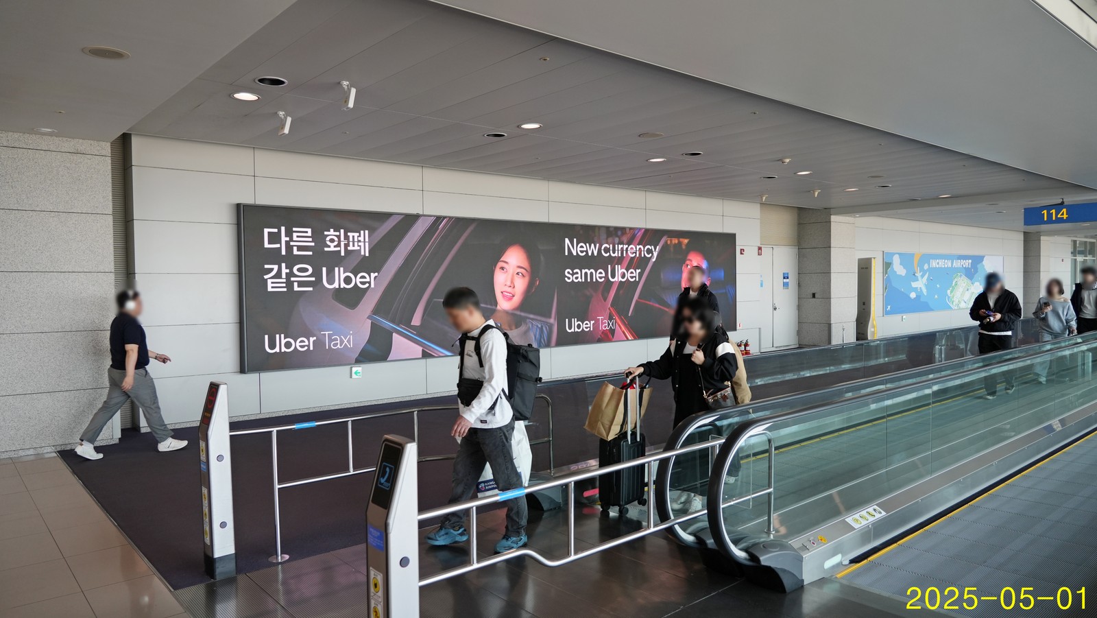 인천공항 Concourse Media Wall 이미지