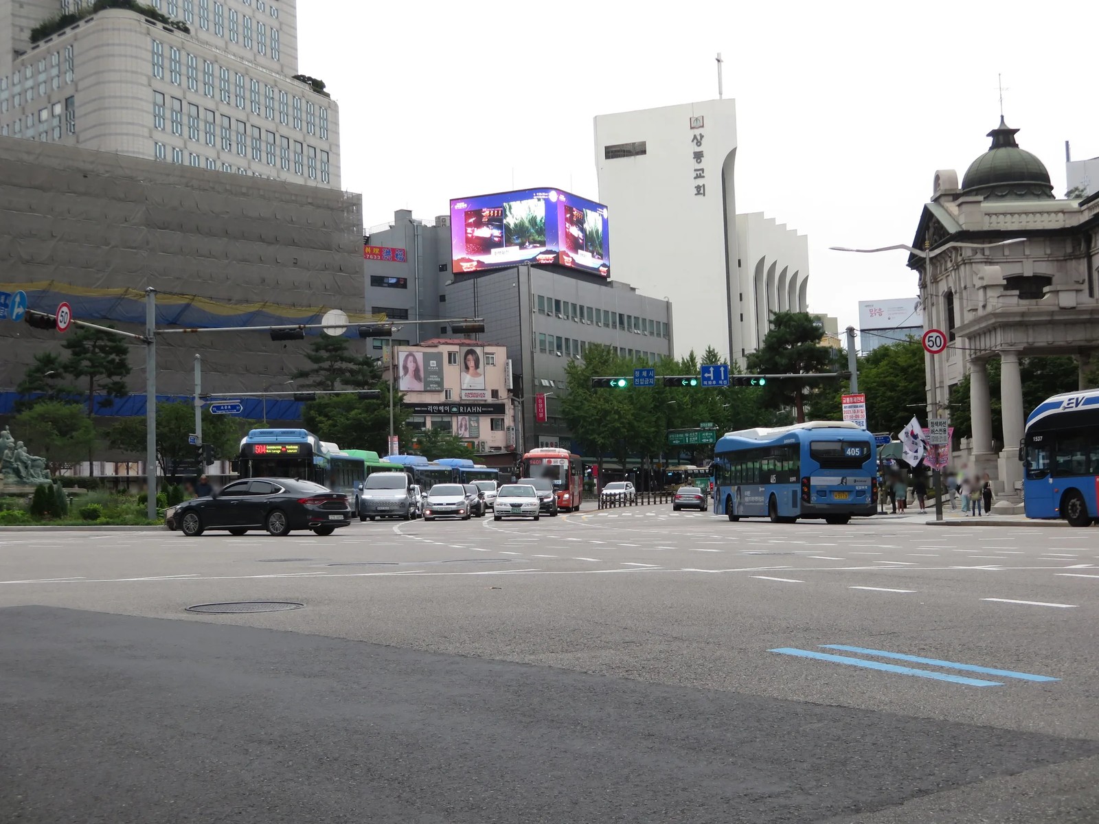 남대문 신세계백화점 본점 옆 자유빌딩 전광판
