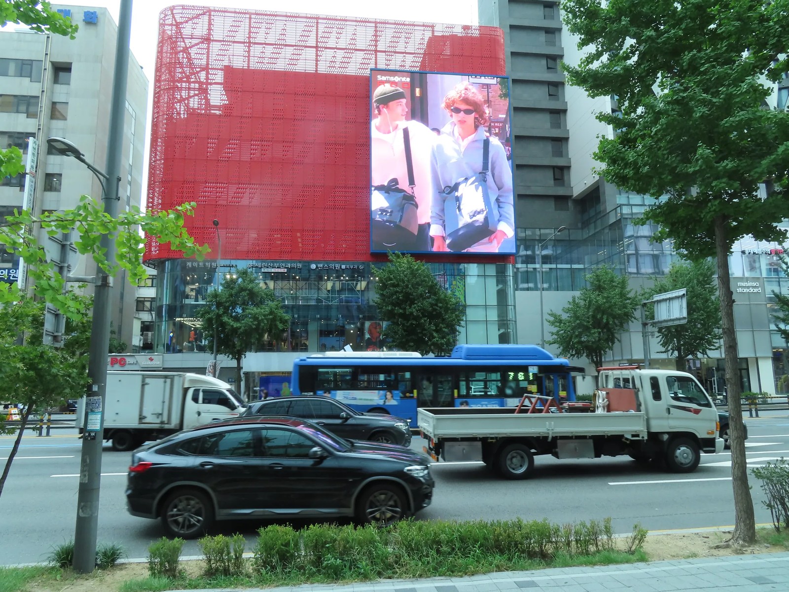 홍대 스칼렛빌딩 전광판