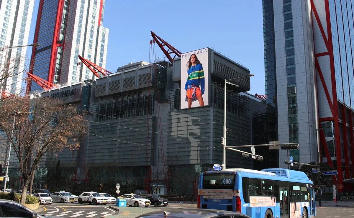 영등포 더현대서울 전광판