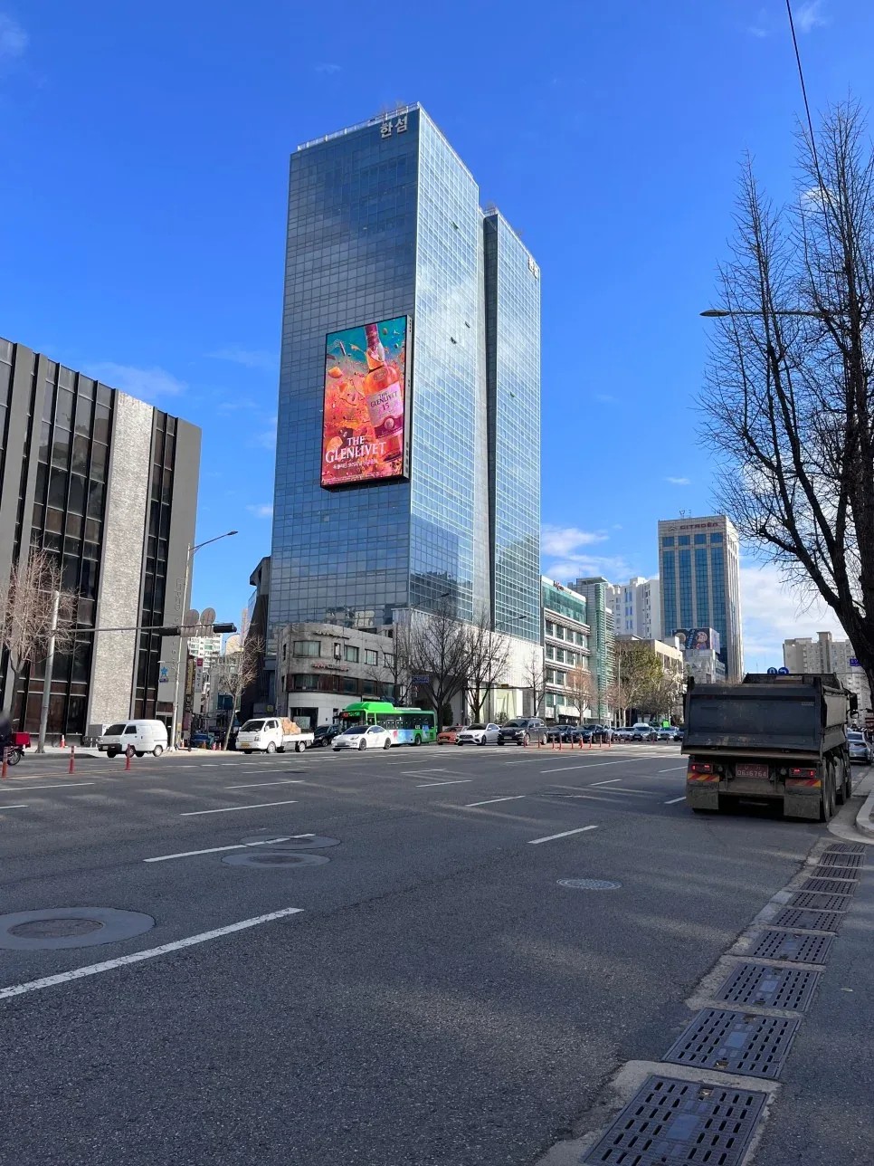 도산대로 한섬빌딩 전광판 이미지